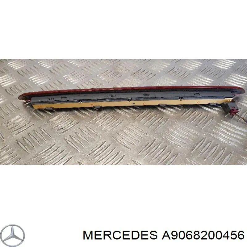 A9068200456 Mercedes Sinal de parada traseiro adicional
