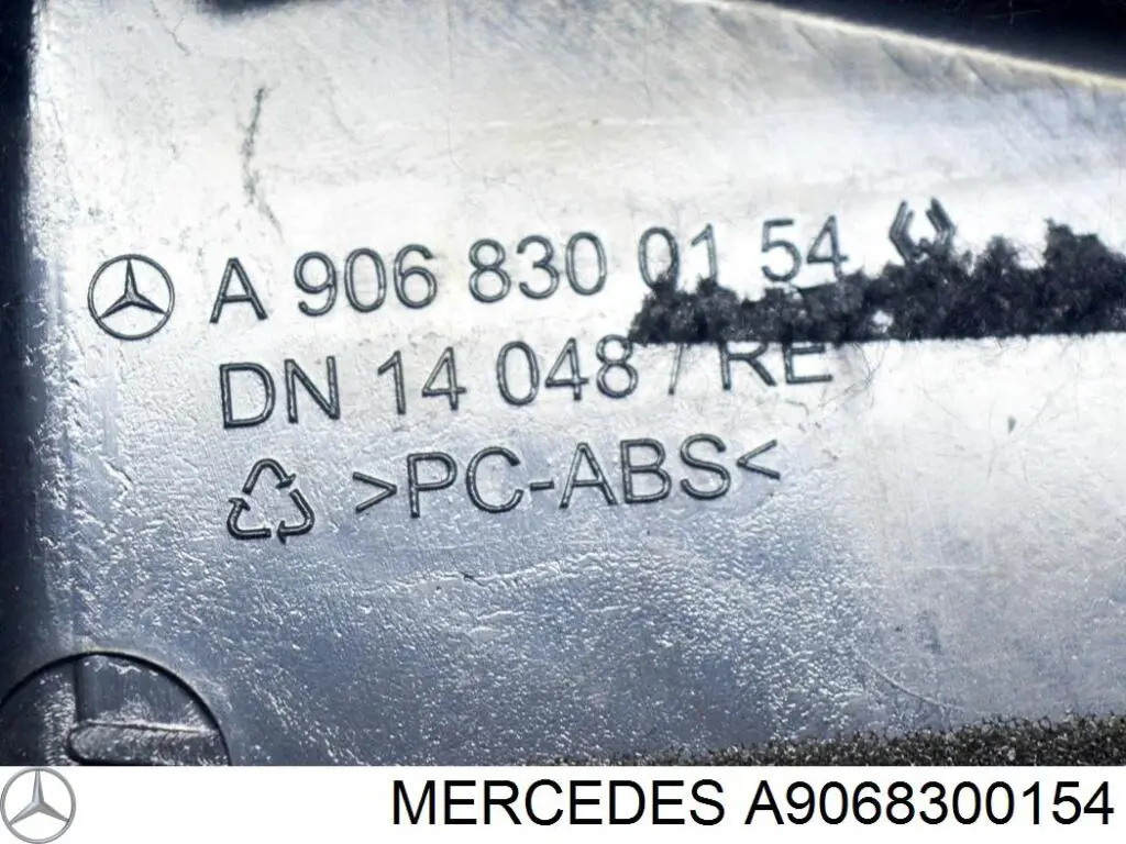 Grelha direita de ventilação de salão no "painel de instrumentos" 9068300154 Mercedes