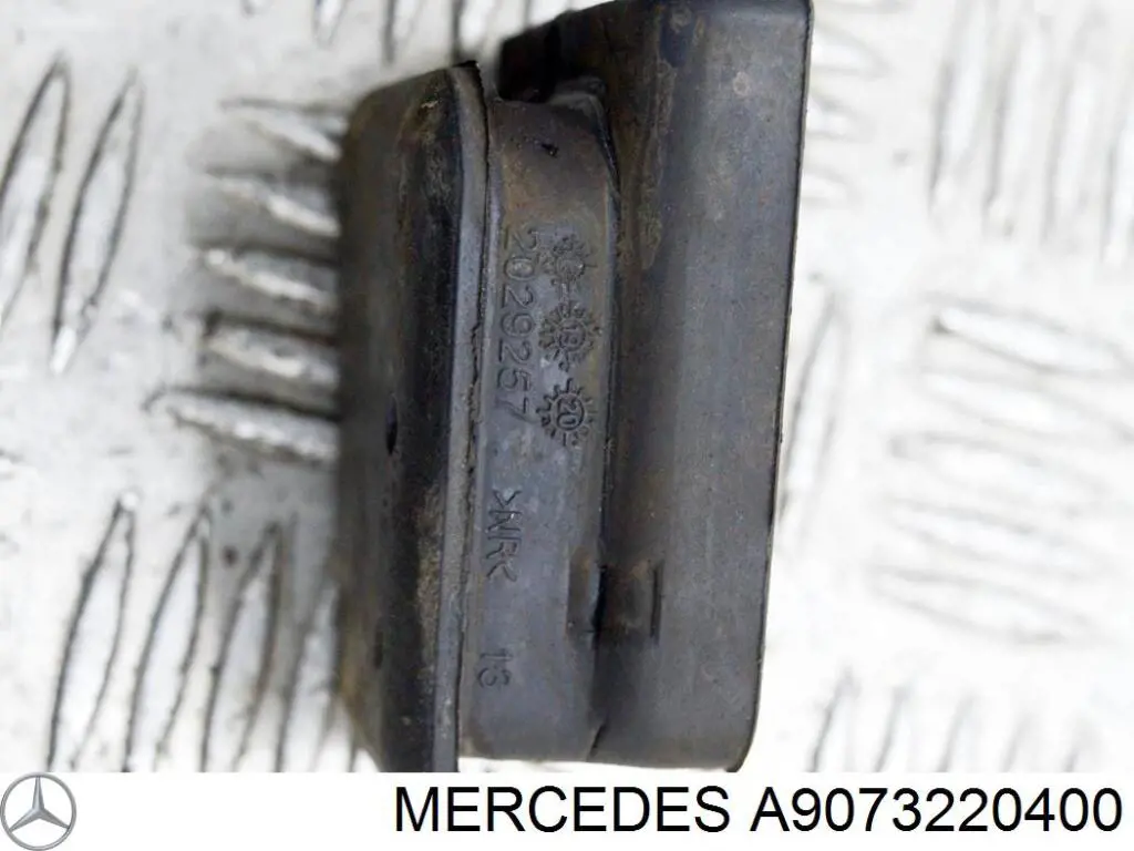 Suporte da suspensão de lâminas dianteira Mercedes A9073220400