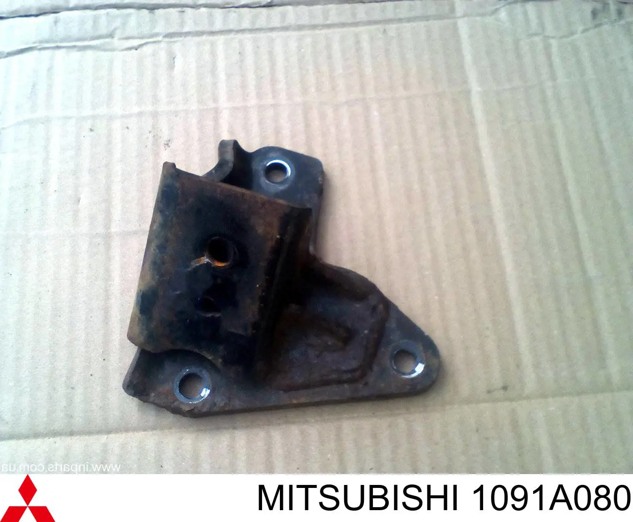 1091A080 Mitsubishi Consola de coxim (apoio) direita de motor