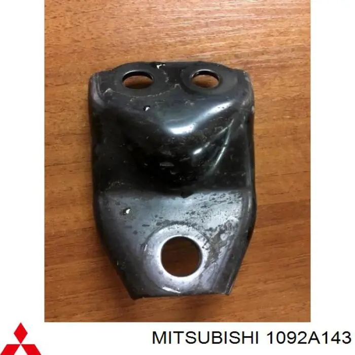 1092A143 Mitsubishi Consola de coxim (apoio) dianteira de motor