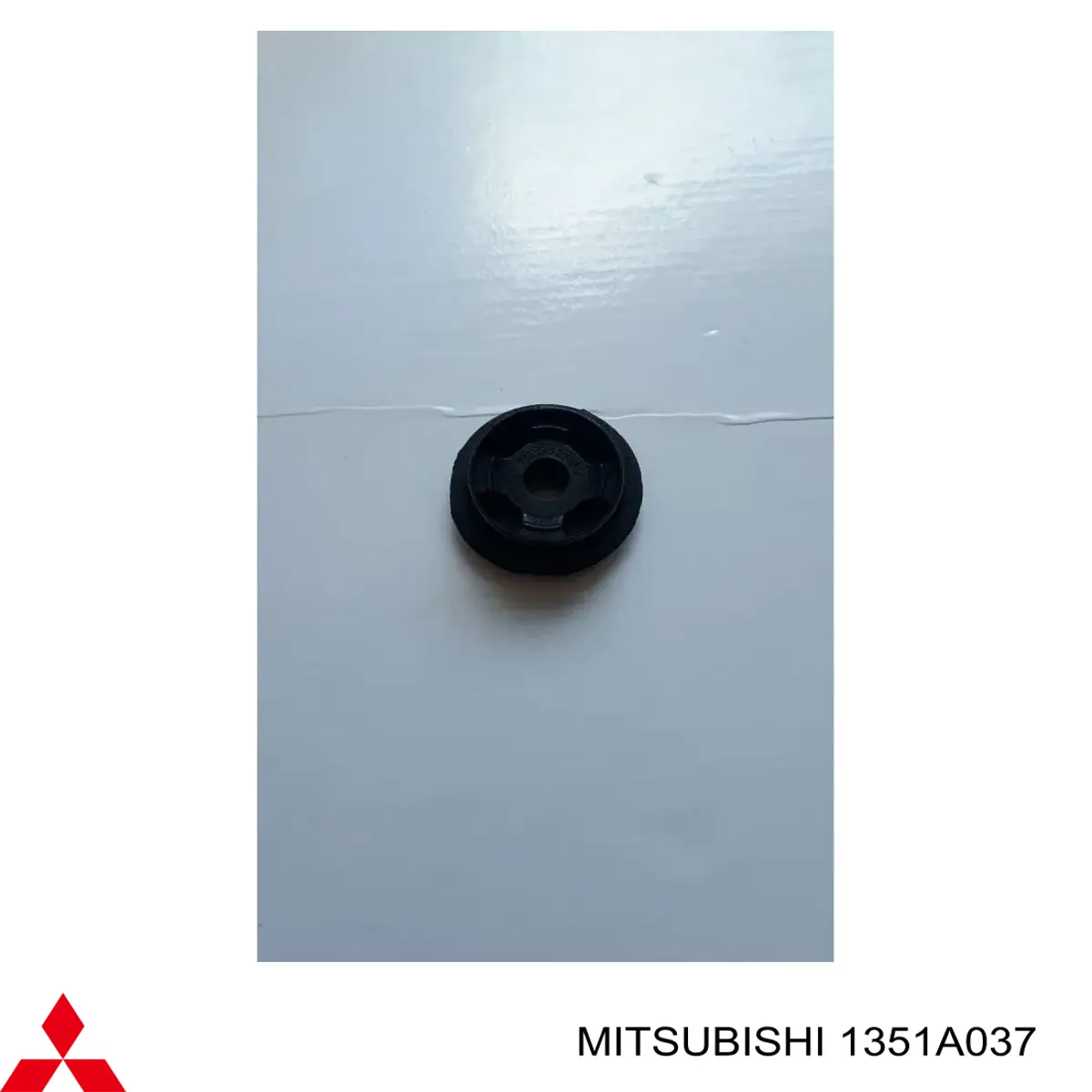 1351A037 Mitsubishi Consola (coxim de fixação) inferior do radiador