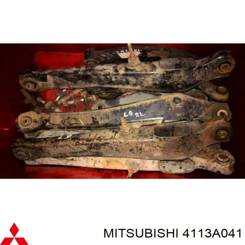 Compre 4113A041 Mitsubishi Braço oscilante inferior esquerdo de suspensão traseira/direita