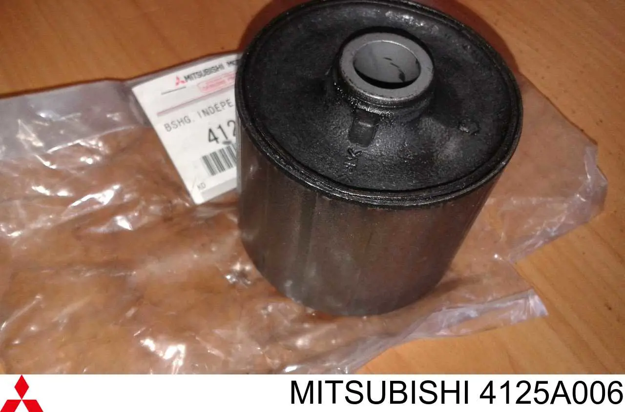 4125A006 Mitsubishi Bloco silencioso do braço oscilante inferior traseiro longitudinal