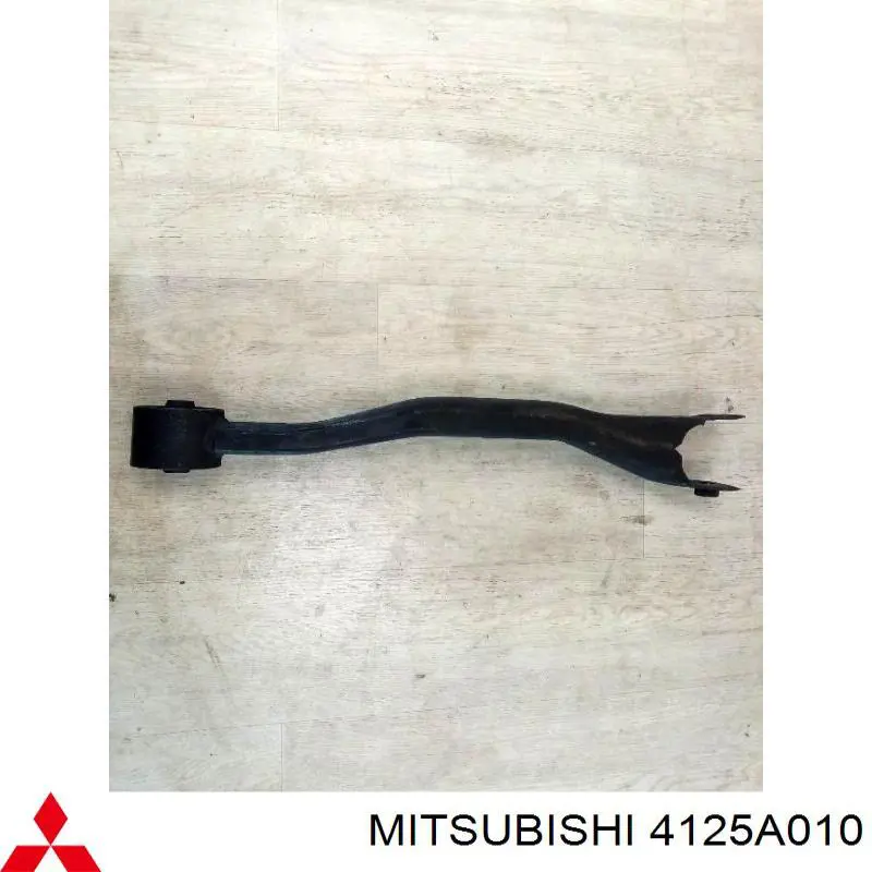 4125A010 Mitsubishi Braço oscilante (tração) longitudinal inferior direito de suspensão traseira