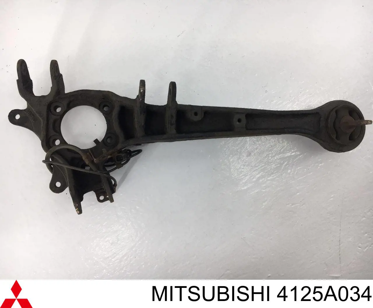 Braço oscilante (tração) longitudinal inferior direito de suspensão traseira Mitsubishi 4125A034 preço, a partir de 158,61 USD