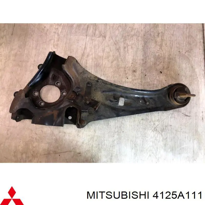 4125A111 Mitsubishi Braço oscilante (tração) longitudinal inferior esquerdo de suspensão traseira