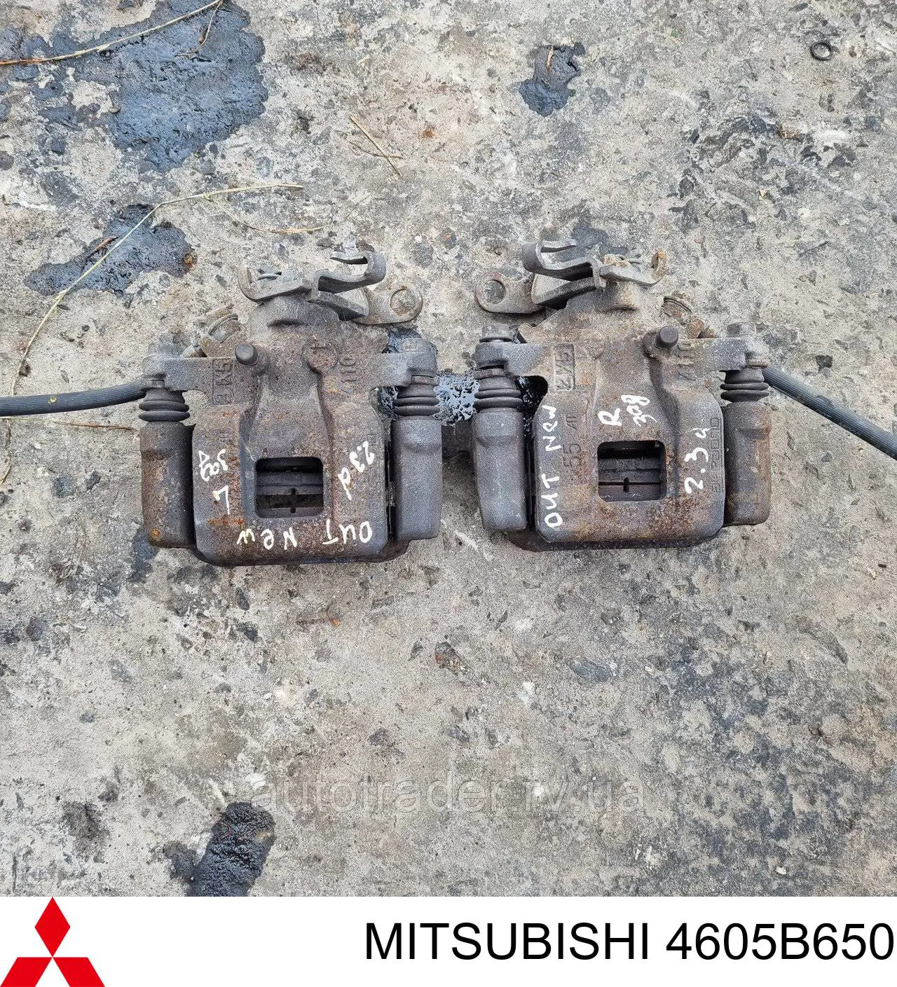 4605B650 Mitsubishi Suporte do freio traseiro direito