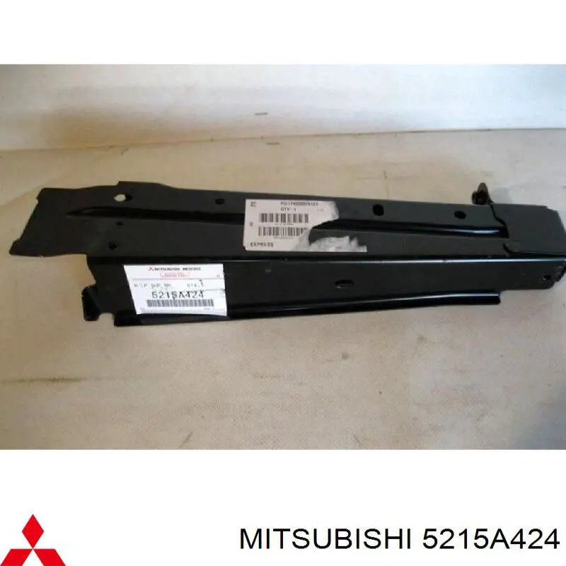 5215A424 Mitsubishi Suporte direito do radiador (painel de montagem de fixação das luzes)