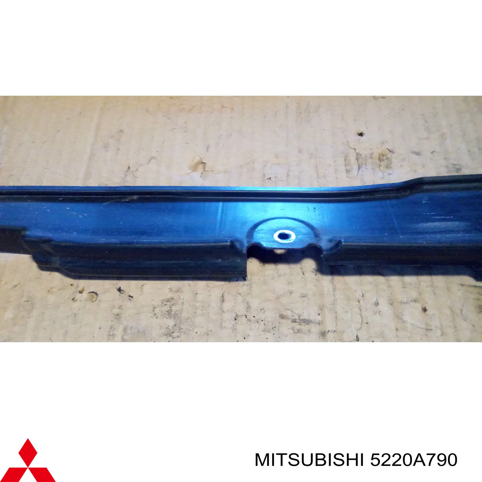 5220A790 Mitsubishi Guarda-barras direito traseiro do pára-lama dianteiro