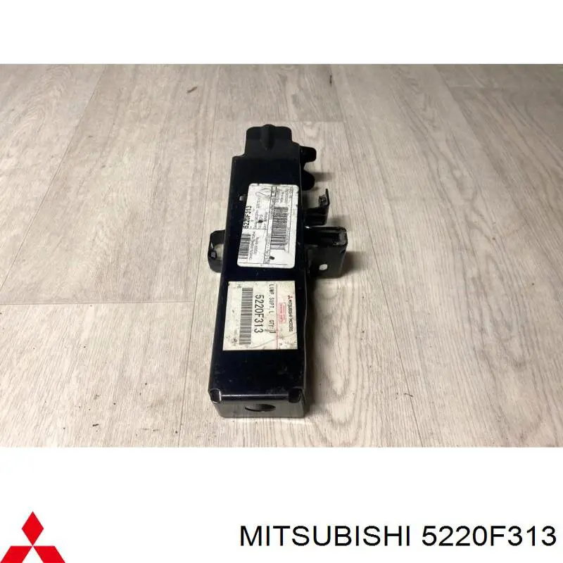 5220F313 Mitsubishi Consola (adaptador) de fixação da luz dianteira esquerda