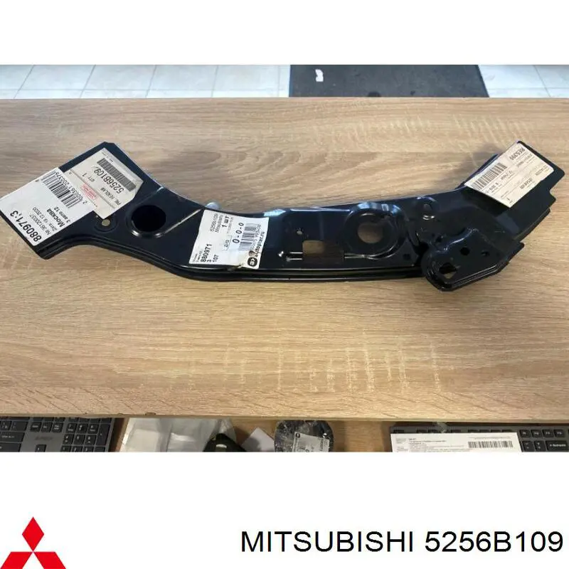 5256B109 Mitsubishi Suporte esquerdo do radiador (painel de montagem de fixação das luzes)