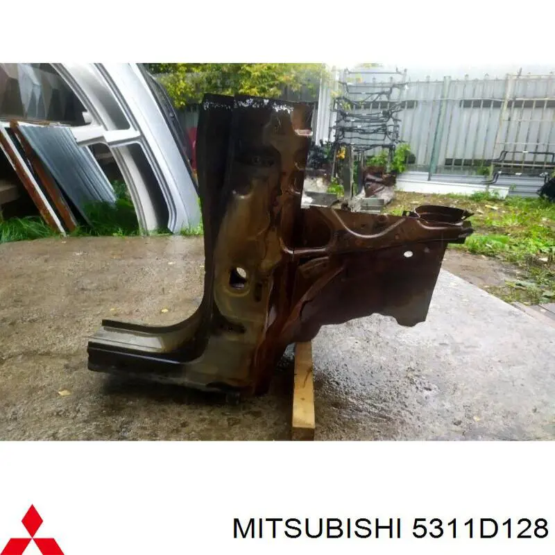 5311D128 Mitsubishi Montante de carroçaria dianteira direita