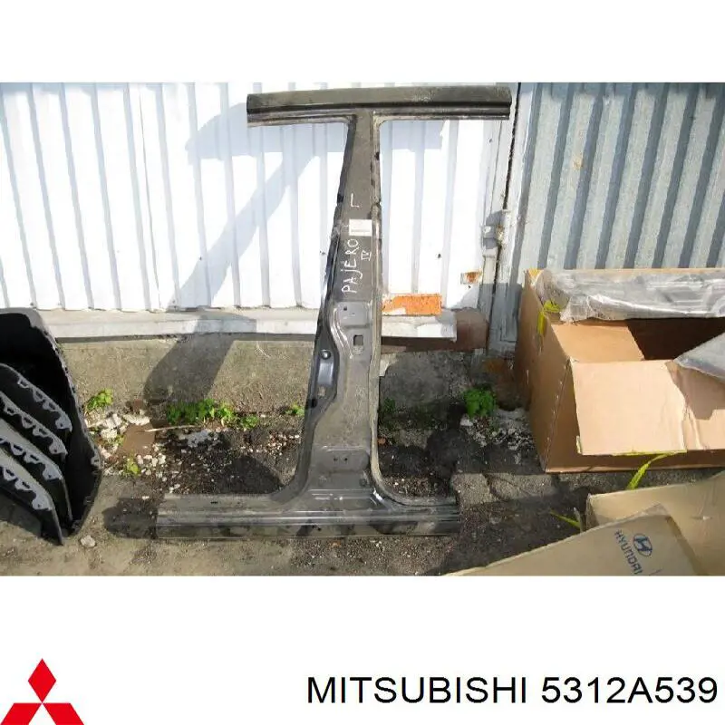 5312A539 Mitsubishi Montante central esquerdo de carroçaria