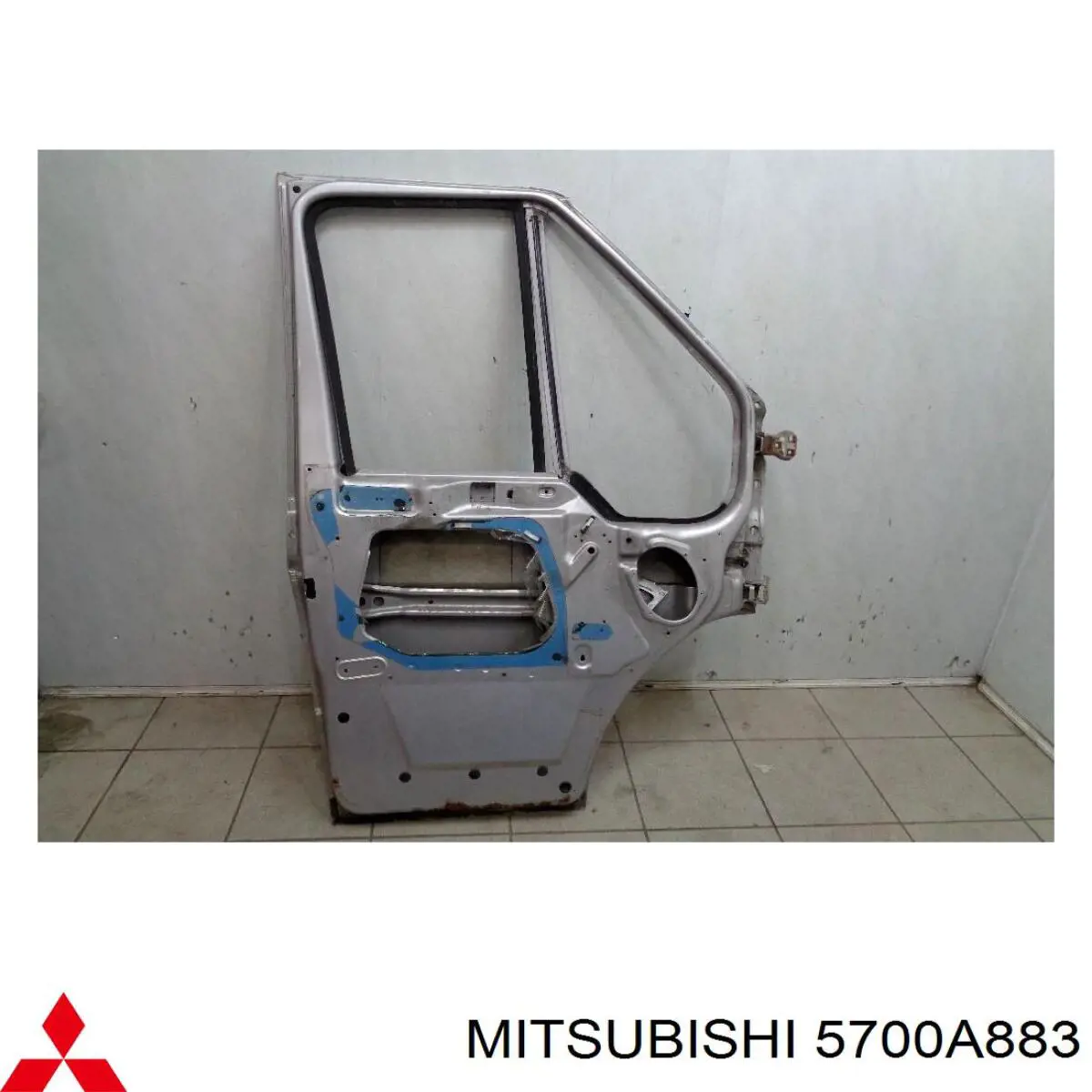 5700A883 Mitsubishi Porta dianteira esquerda