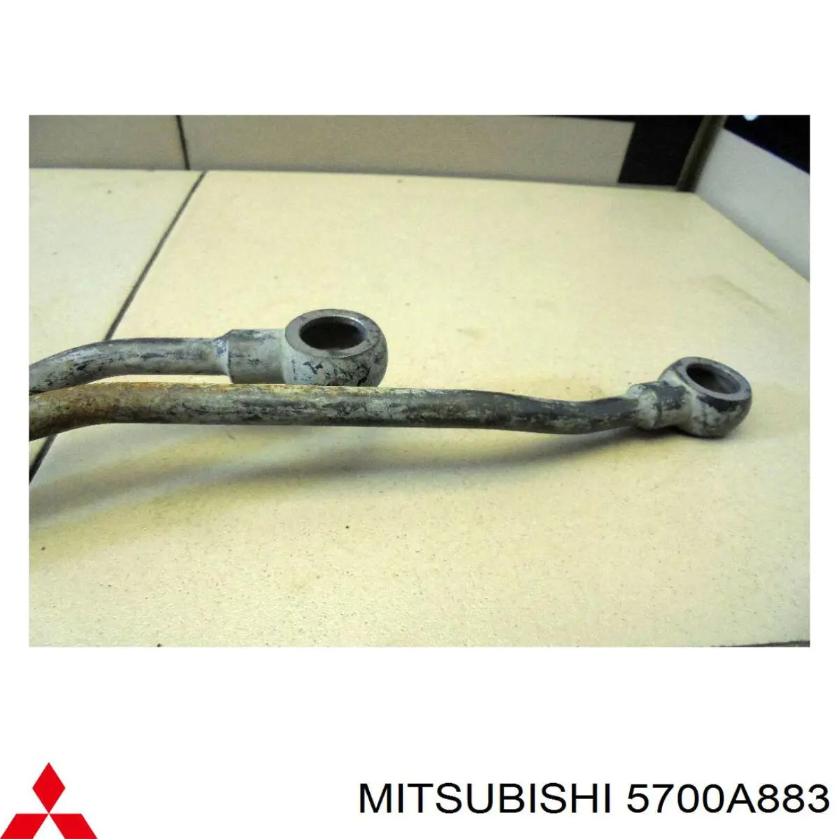 5700A883 Mitsubishi Porta dianteira esquerda