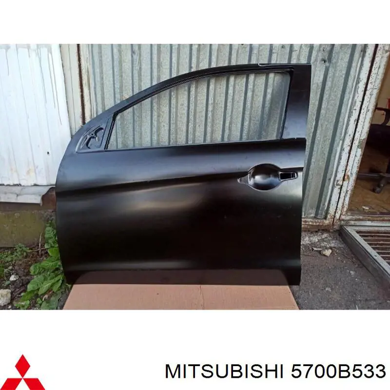 5700B533 Mitsubishi Porta dianteira esquerda