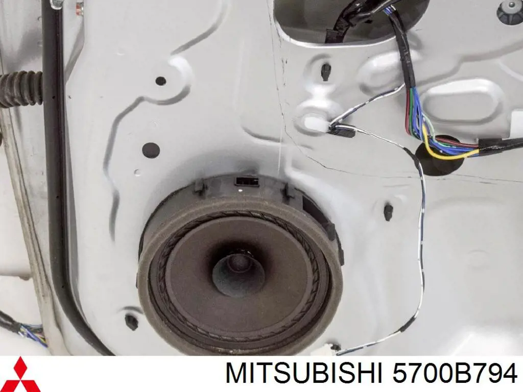 Compre 5700B794 Mitsubishi Porta dianteira direita
