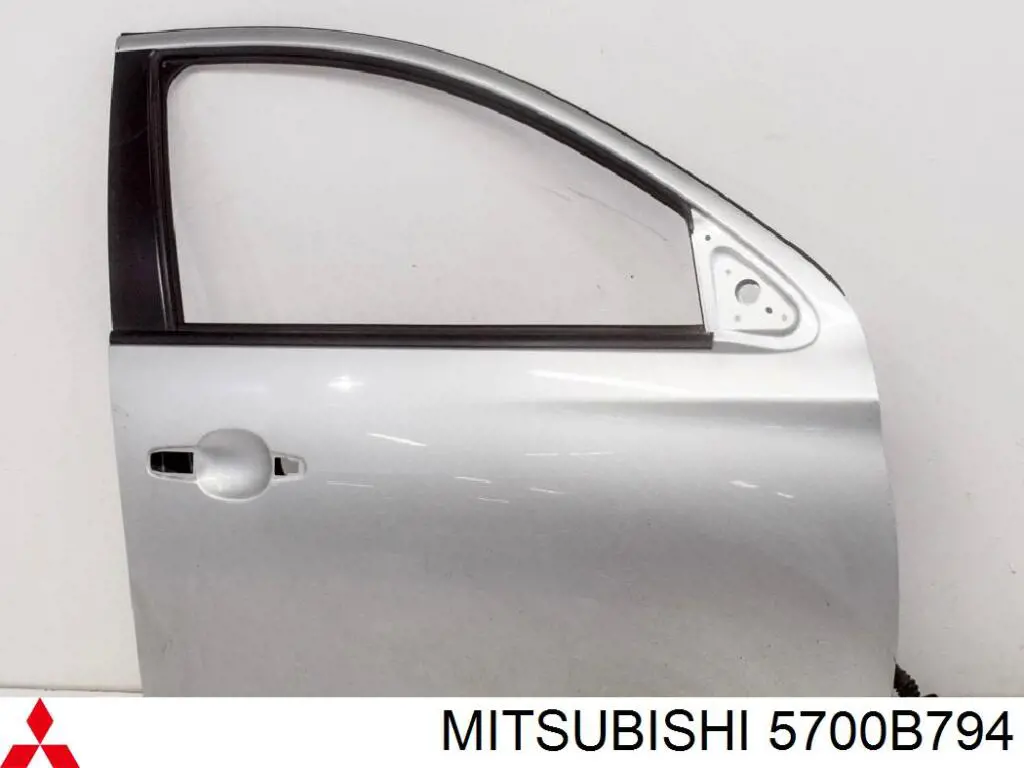 5700B794 Mitsubishi Porta dianteira direita