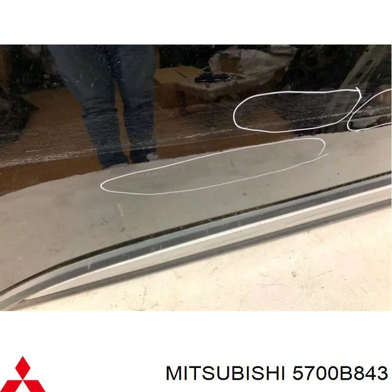 5700B843 Mitsubishi Porta dianteira esquerda