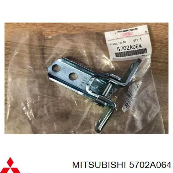 5702A064 Mitsubishi Gozno da porta dianteira esquerda