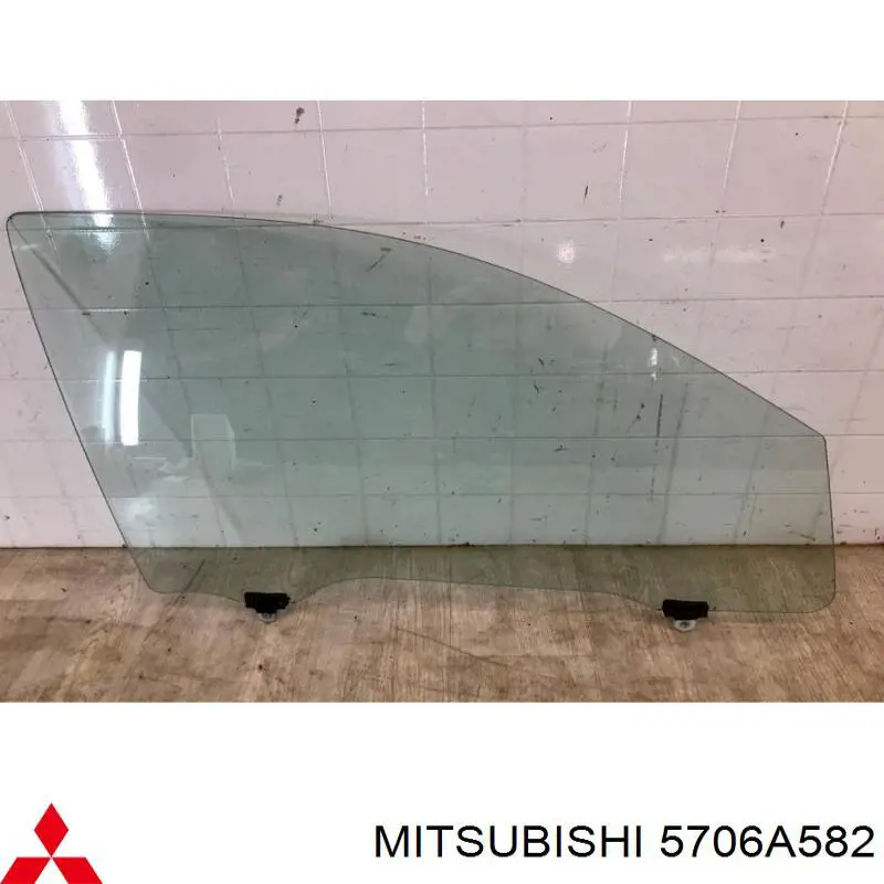 5706A582 Mitsubishi Vidro da porta dianteira direita