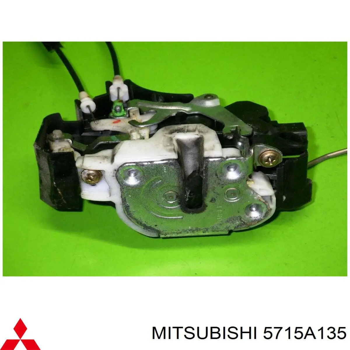 5715A135 Mitsubishi Fecho da porta dianteira esquerda