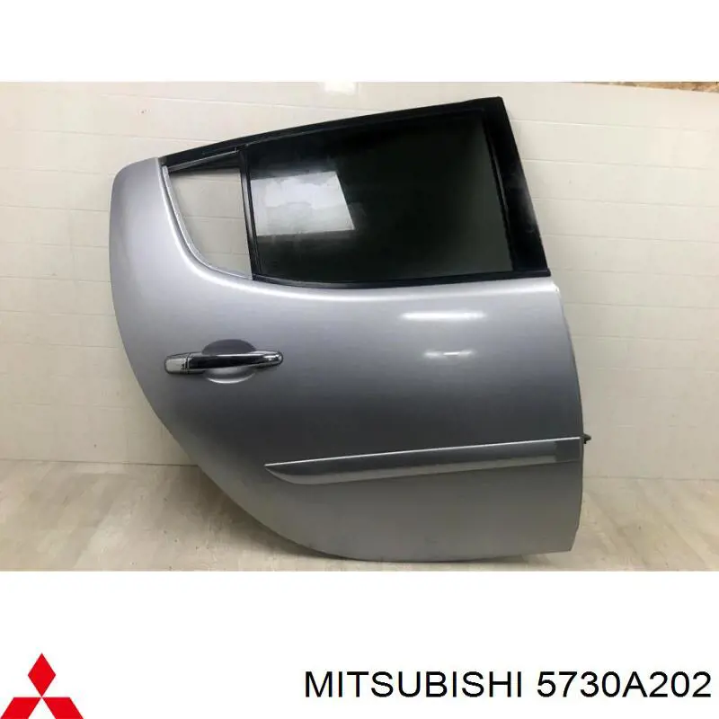 Compre 5730A202 Mitsubishi Porta traseira direita