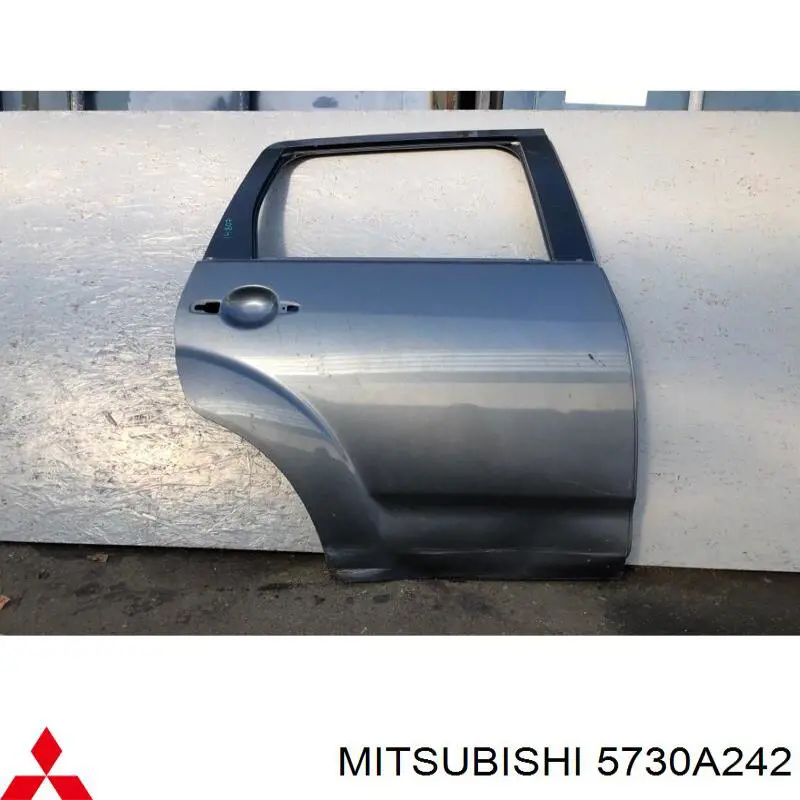 5730A242 Mitsubishi Porta traseira direita
