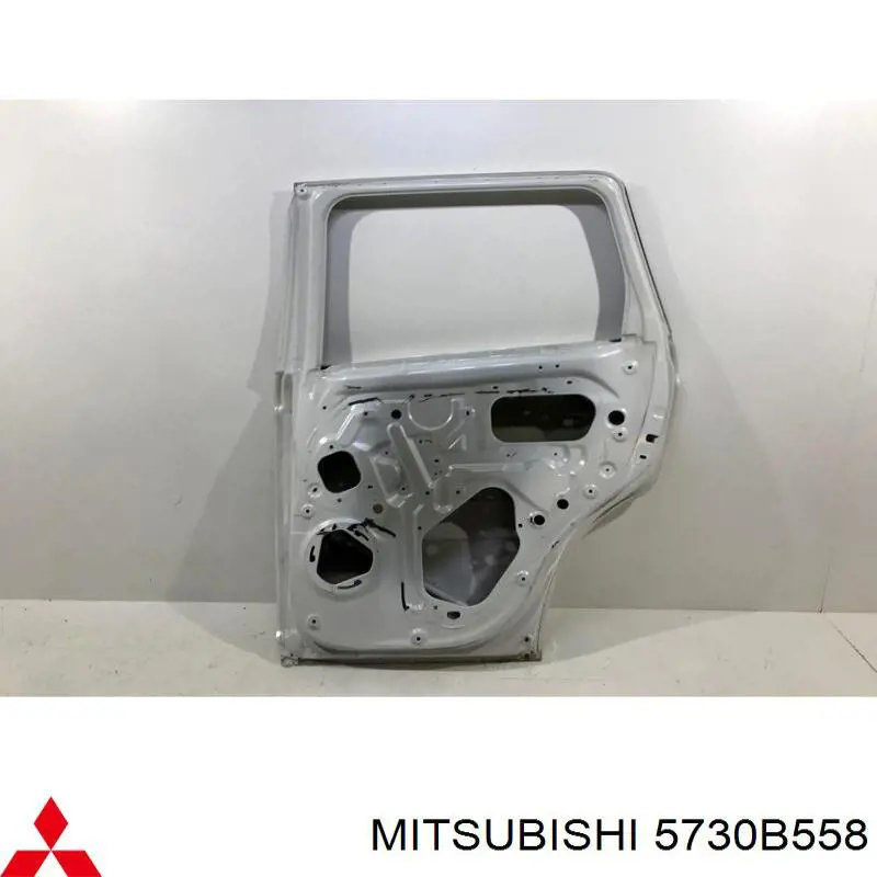5730B558 Mitsubishi Porta traseira direita