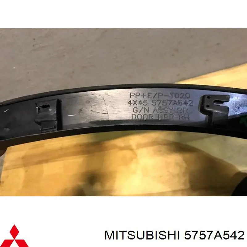 5757A542 Mitsubishi Moldura da porta traseira direita superior