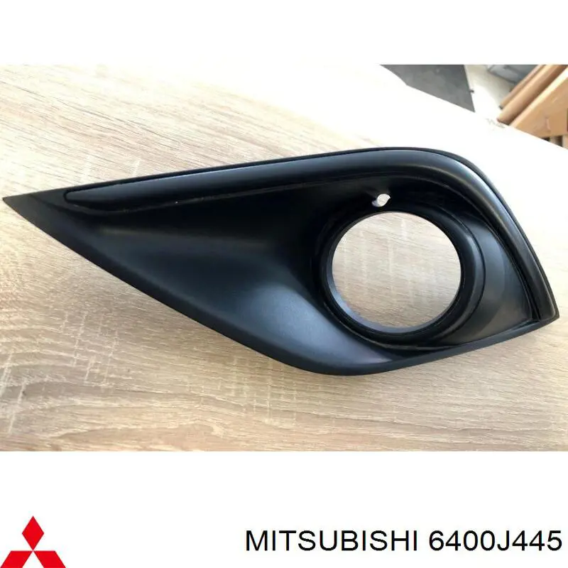 Borda (orla) das luzes de nevoeiro esquerda 6400J445 Mitsubishi