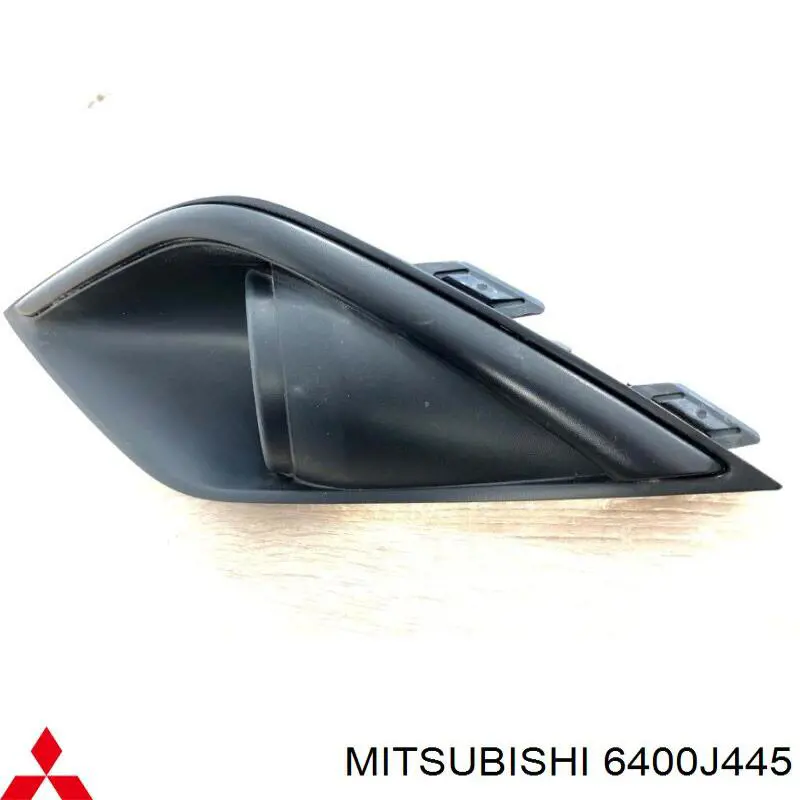 Borda (orla) das luzes de nevoeiro esquerda Mitsubishi 6400J445