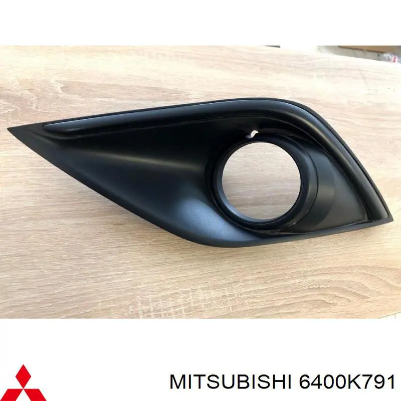 6400K791 Mitsubishi Borda (orla) das luzes de nevoeiro esquerda