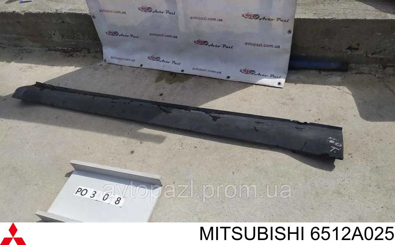 6512A025 Mitsubishi Placa sobreposta (moldura) externa esquerda de acesso