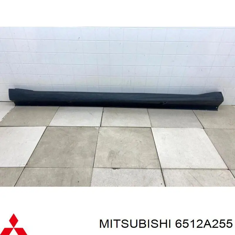 6512A255 Mitsubishi Placa sobreposta (moldura) externa esquerda de acesso