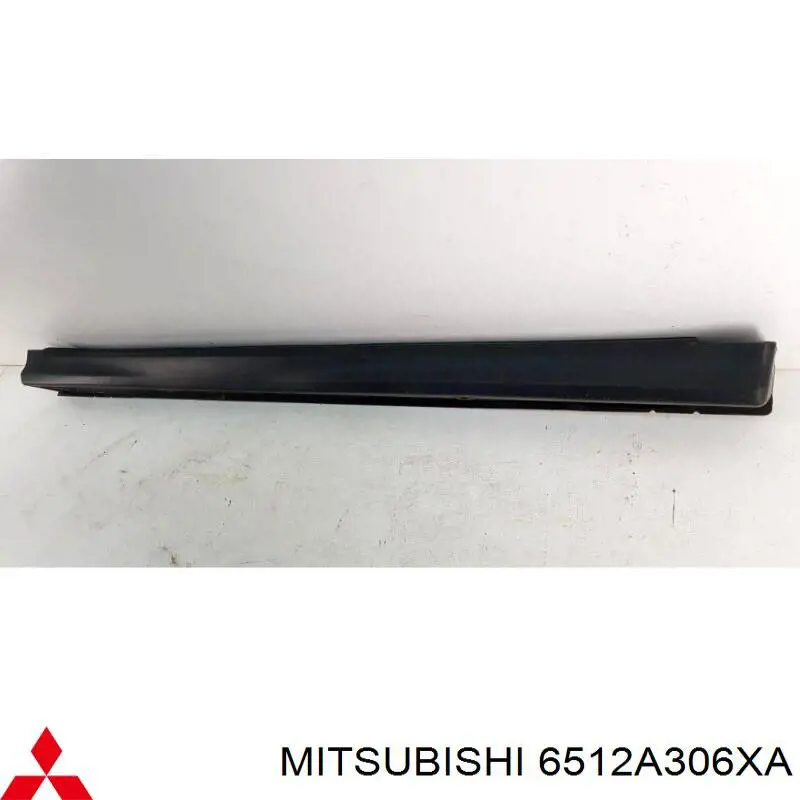 6512A306XA Mitsubishi Placa sobreposta (moldura) externa direita de acesso