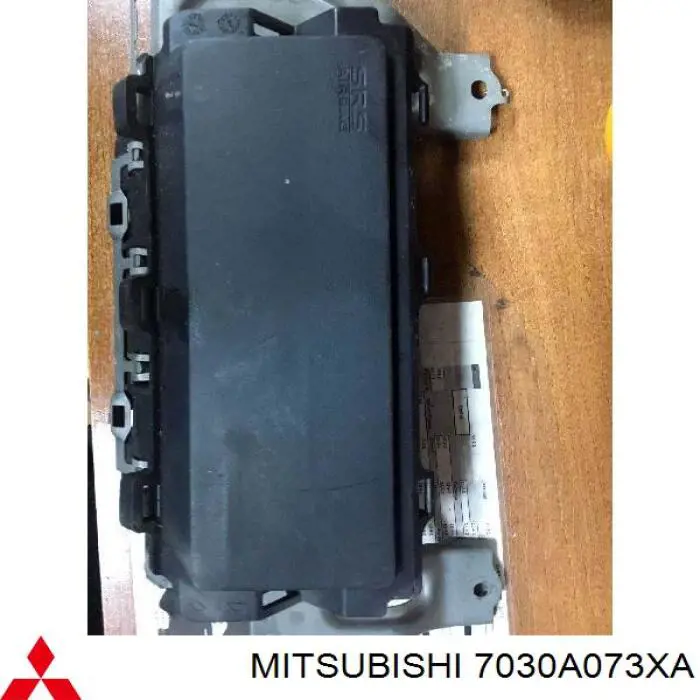 7030A073XA Mitsubishi Cinto de segurança (AIRBAG) de condutor, de proteção de joelhos