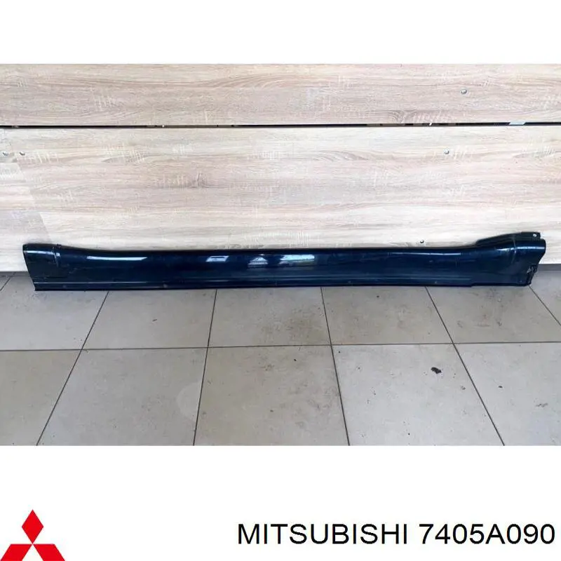 7405A090 Mitsubishi Placa sobreposta (moldura) externa direita de acesso