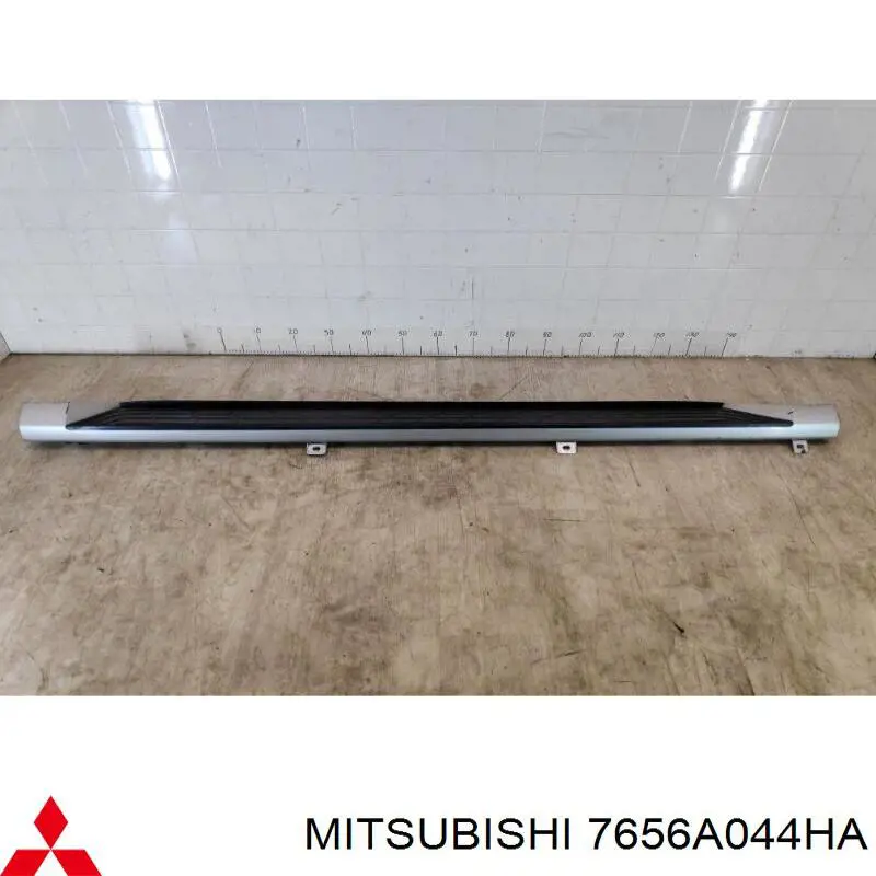 7656A044HA Chrysler Placa sobreposta de estribo