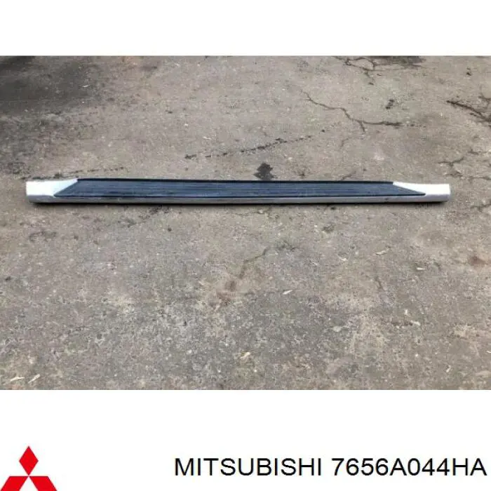 7656A044HA Mitsubishi Placa sobreposta de estribo