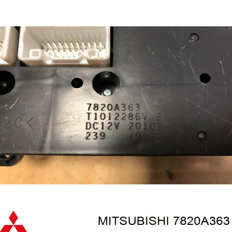 Unidade de controlo dos modos de aquecimento/condicionamento Mitsubishi Pajero SPORT II KH
