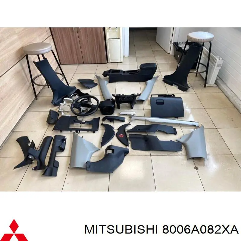 8006A082XA Mitsubishi Caixa para porta-luvas (porta-luvas)