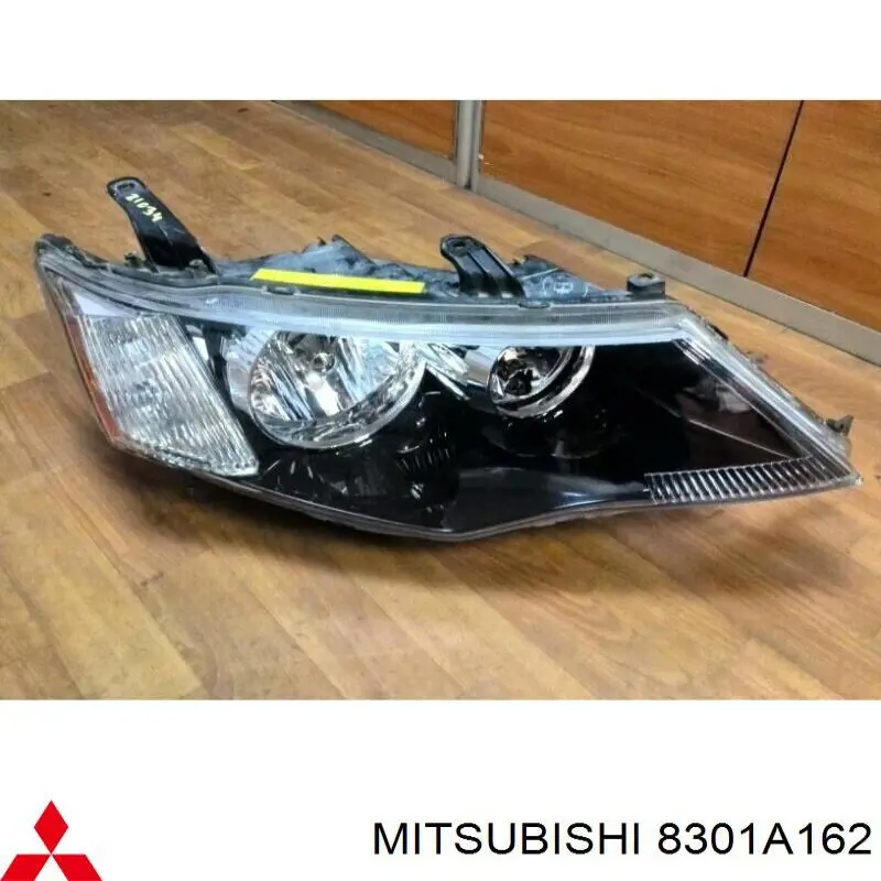 8301A162 Mitsubishi Luz direita
