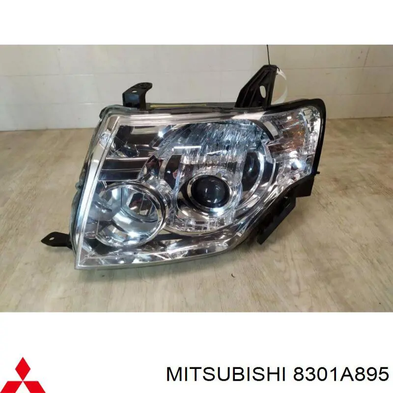 8301A895 Mitsubishi Luz esquerda