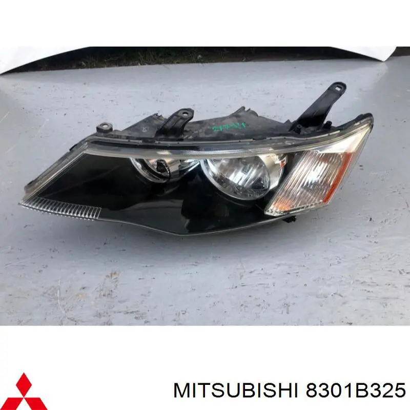 8301B325 Mitsubishi Luz esquerda