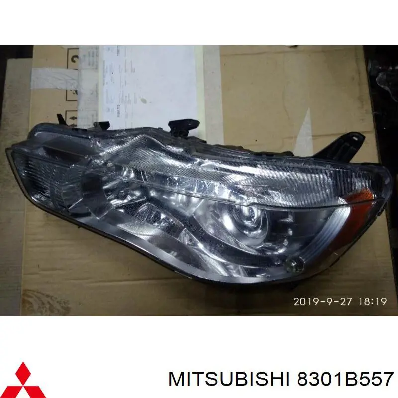 8301B557 Mitsubishi Luz esquerda
