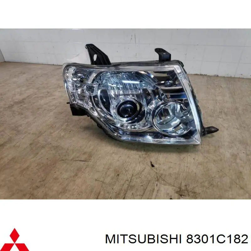 Compre 8301C182 Mitsubishi Luz direita