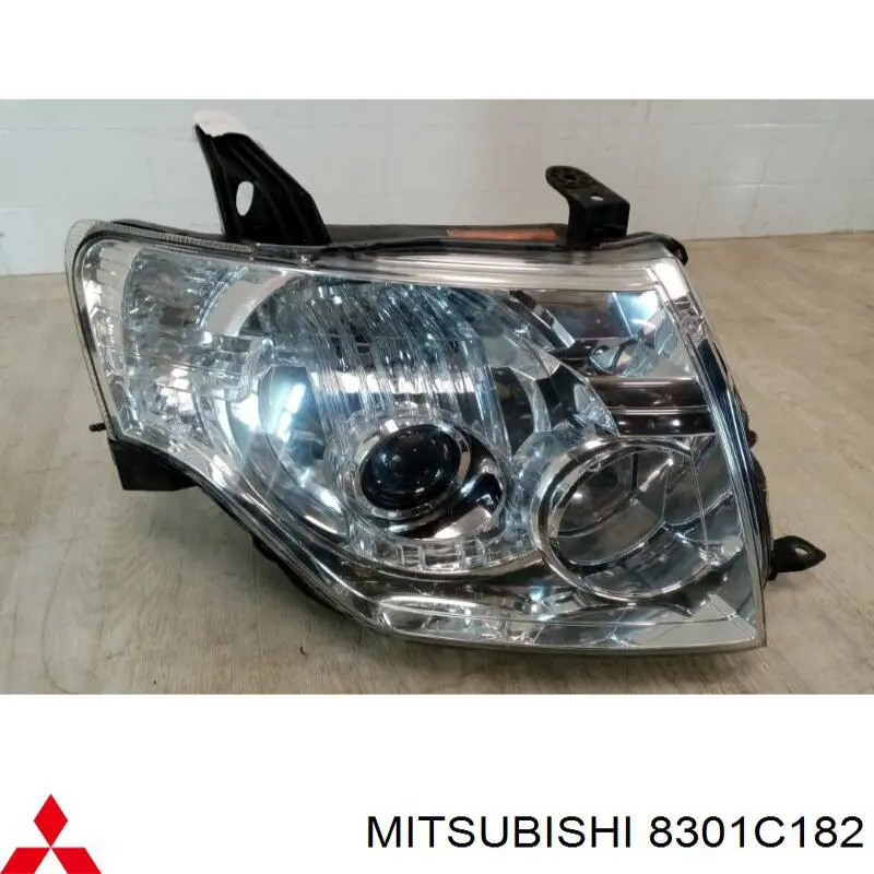 8301C182 Mitsubishi Luz direita