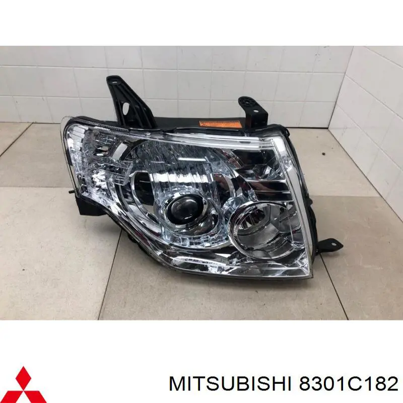 8301C182 Mitsubishi Luz direita